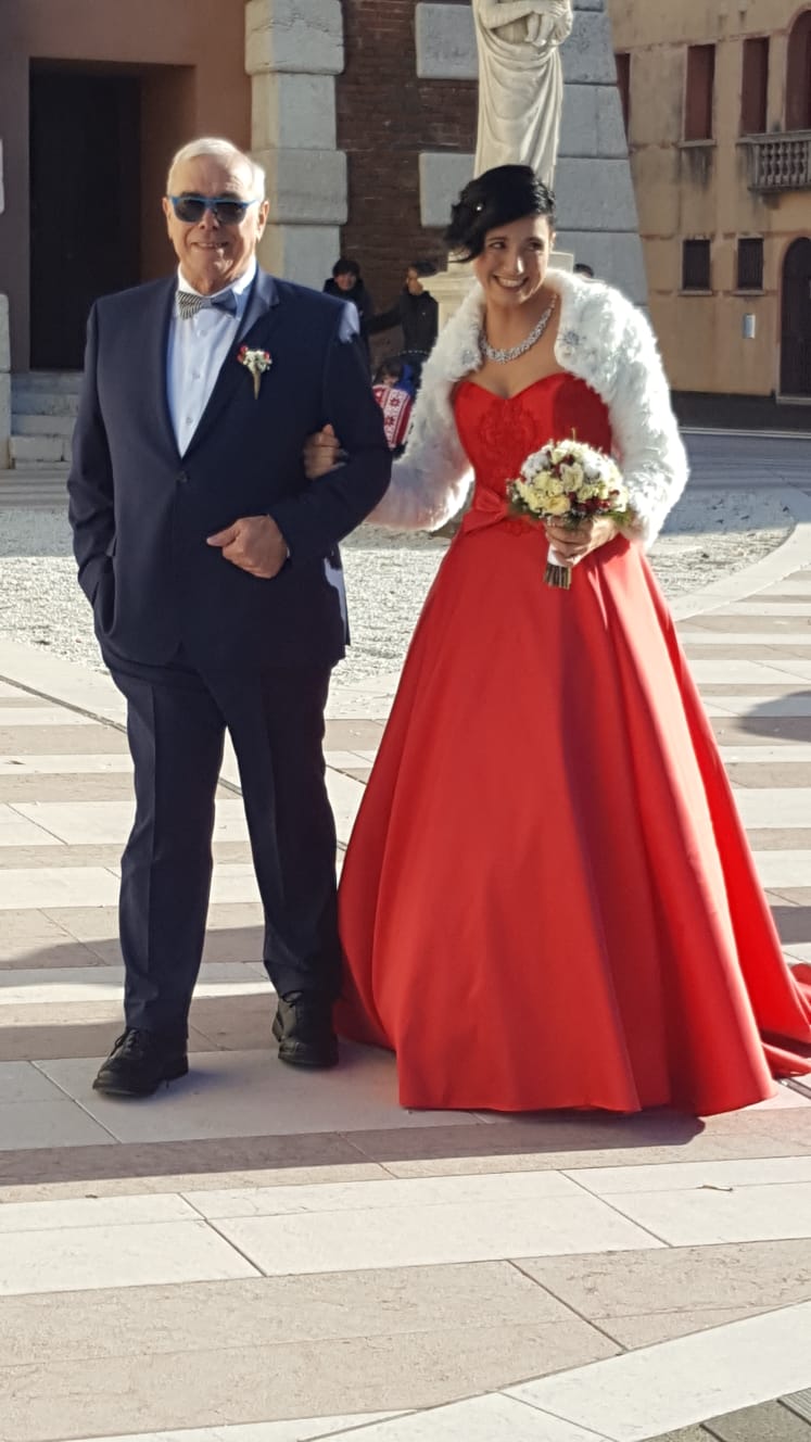 sposa con abito da sposa rosso atelier abiti da sposa vicenza bassano elena spose a nove