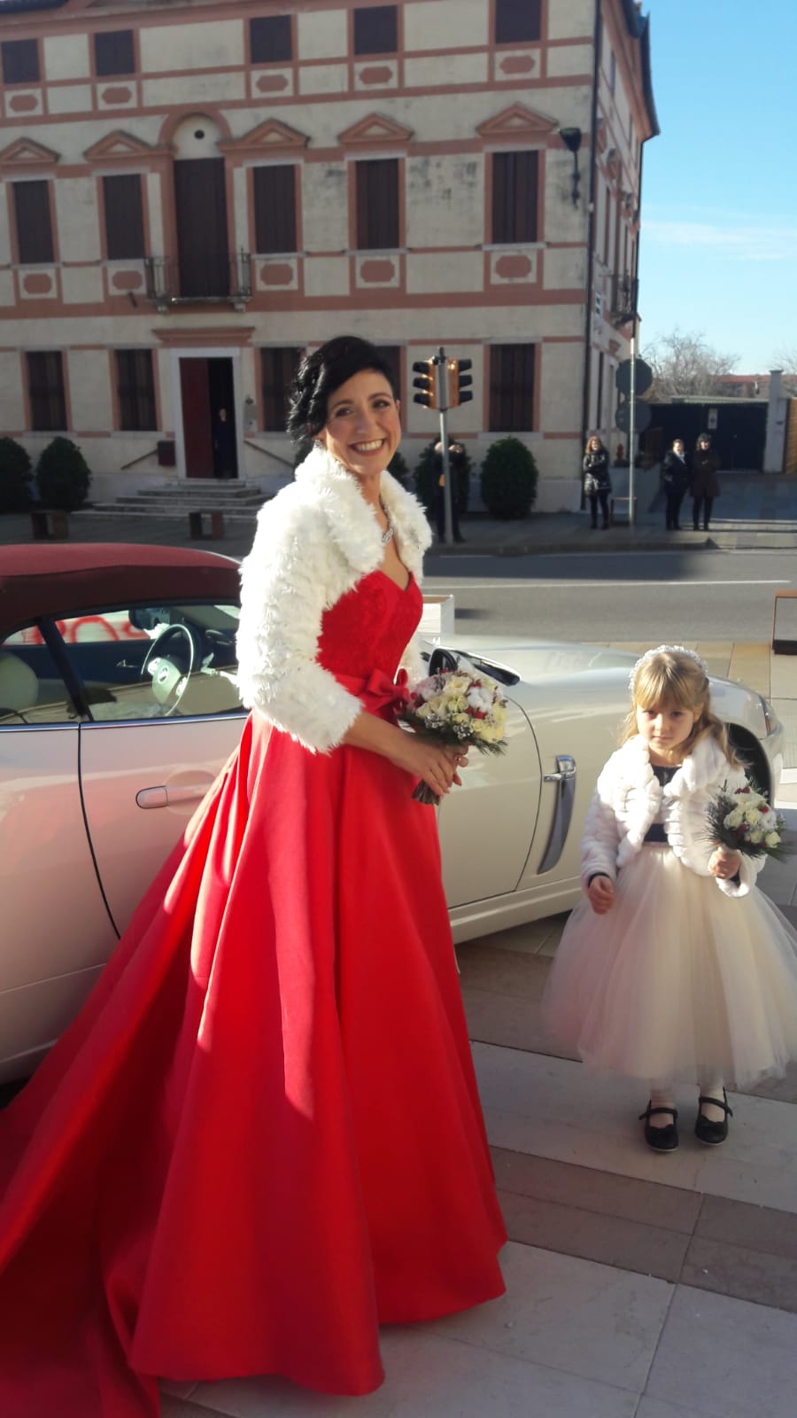 sposa con abito rosso e figlia