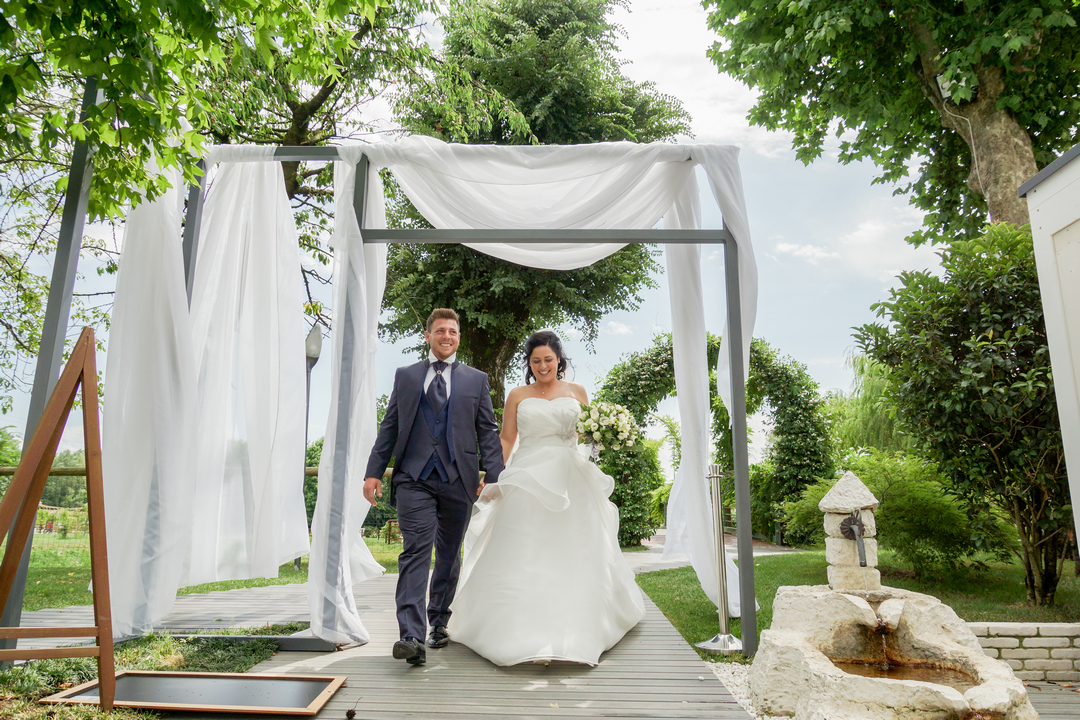 abito da sposa bianco con fiore elena spose atelier nove