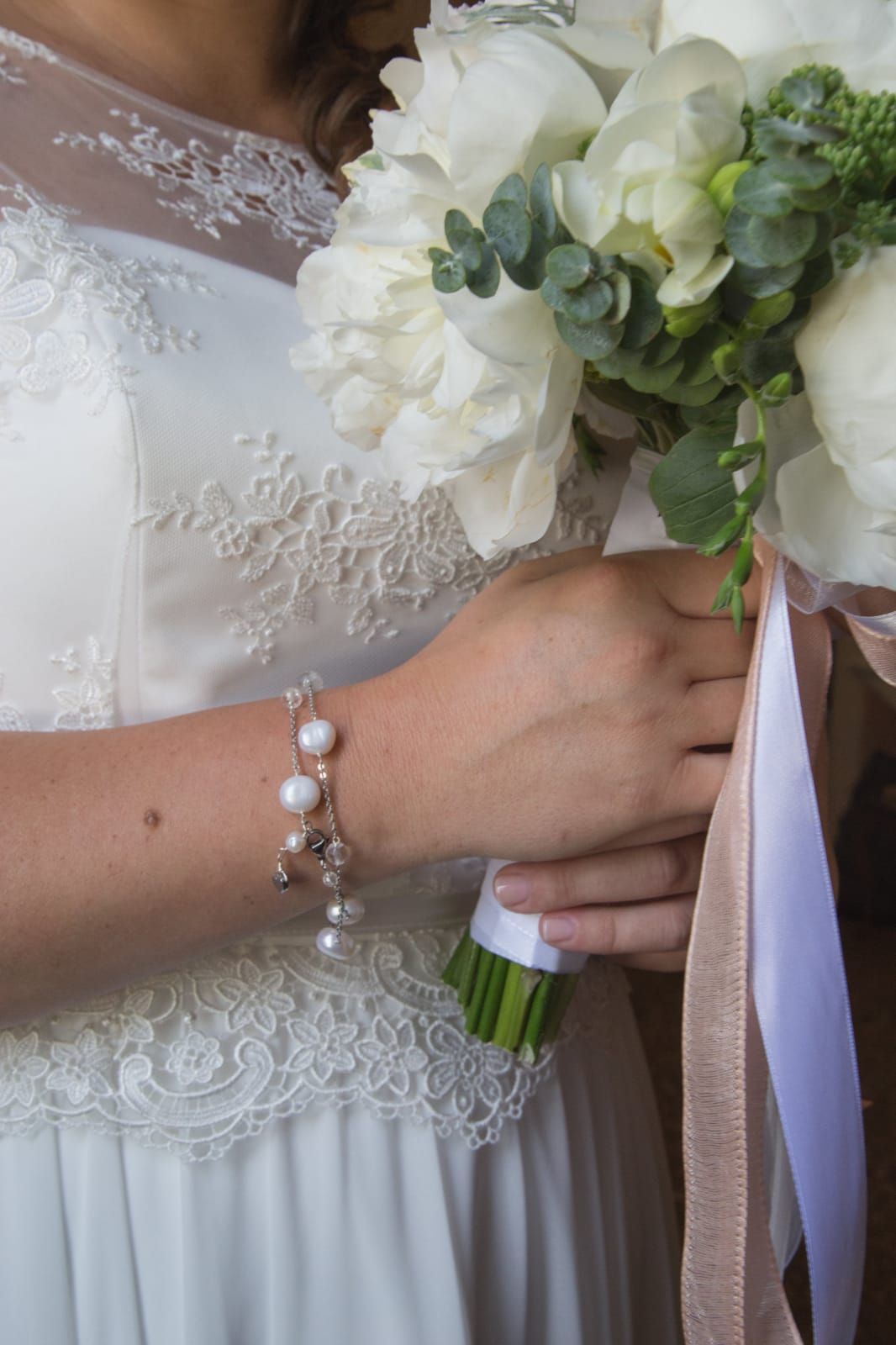 abito da sposa con bouquet realizzato su misura da elena spose a nove