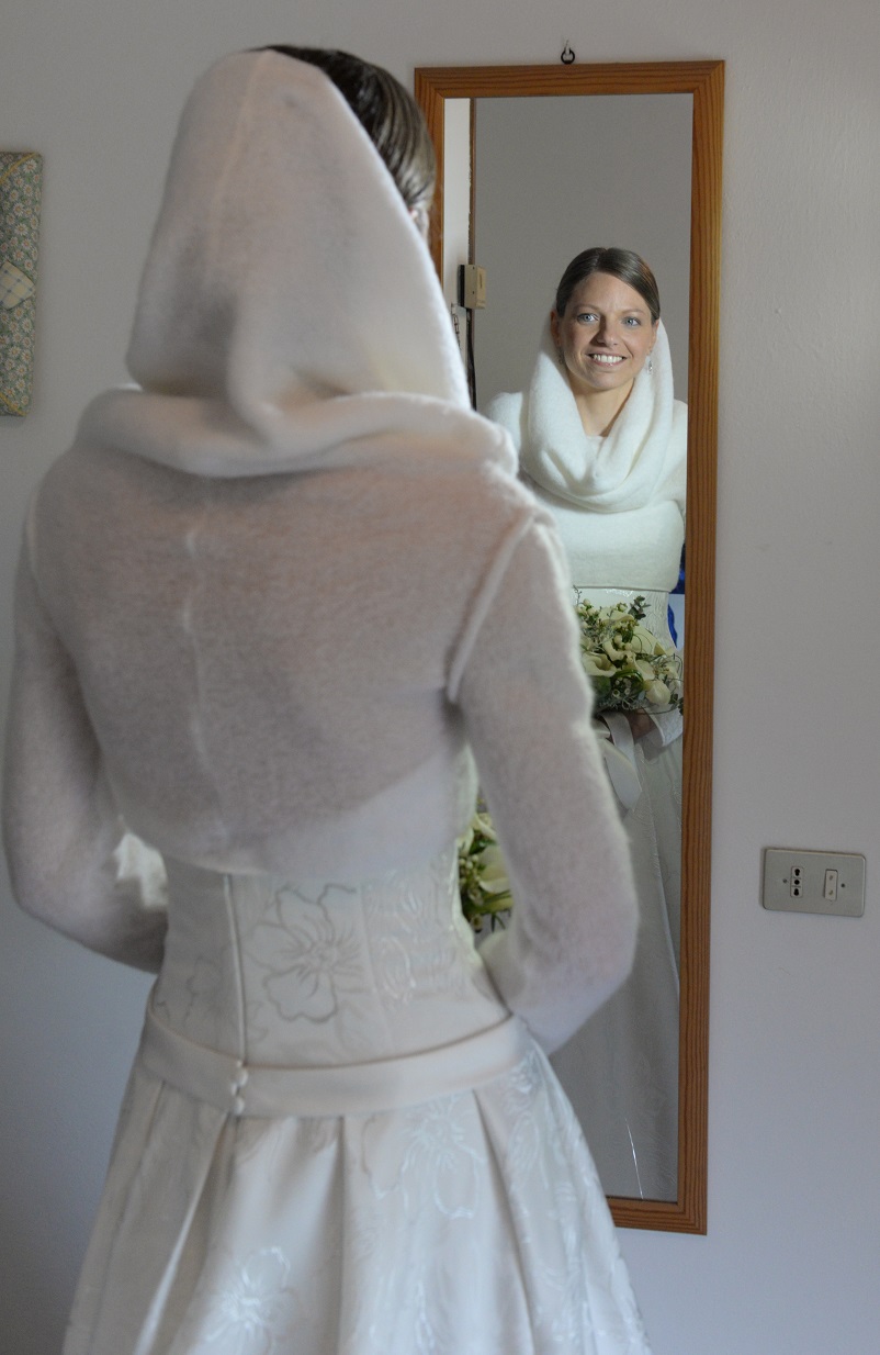 abito da sposa con coprispalla di lana per sposa di marzo lara